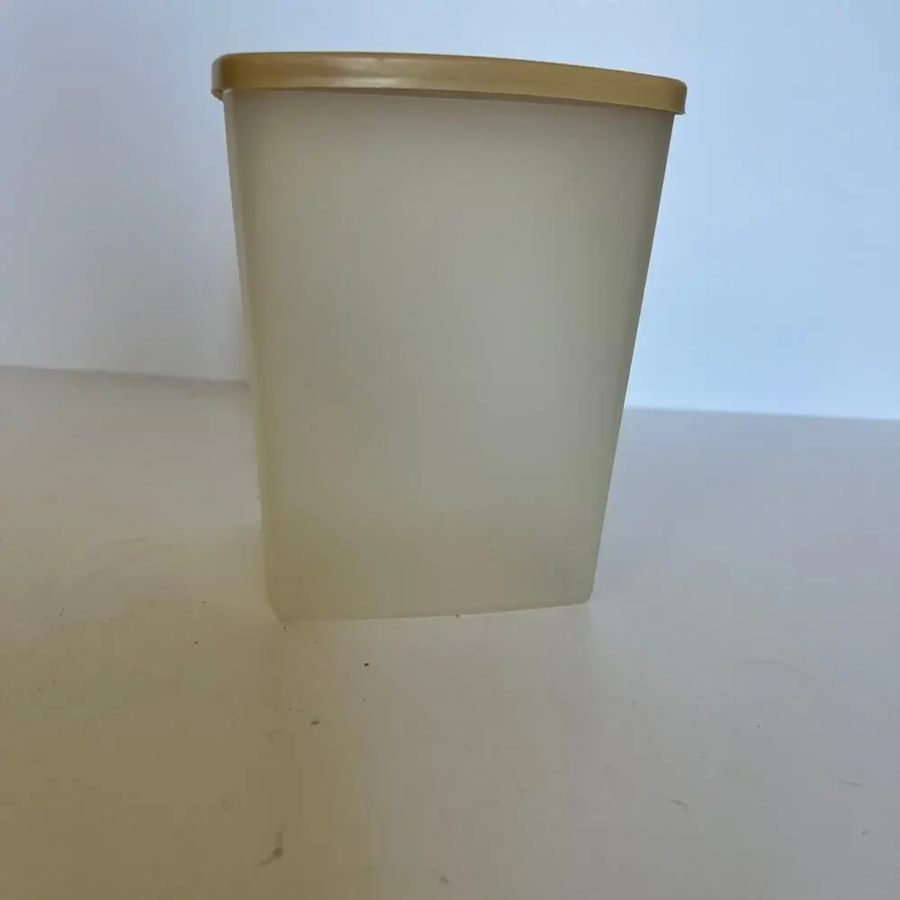 Tupperware Vintage 6 cups, with lid